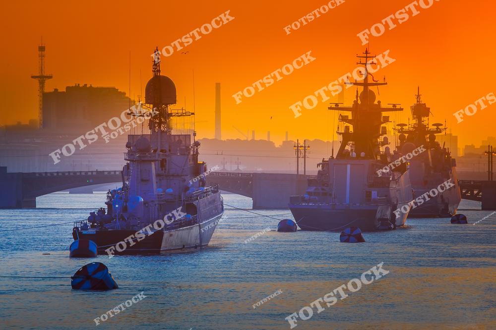 Величественный вид на военные корабли на реке Неве в Санкт-Петербурге во время празднования Дня Военно-морского флота России. Торжественная атмосфера морского парада, исторические набережные и знаменитая архитектура северной столицы создают яркий образ российского военно-морского праздника. Фотография передаёт силу и традиции российского флота, а также уникальную атмосферу праздничного Петербурга. Изображение идеально подходит для публикаций о Военно-морском флоте России, военной истории, морской тематике, туризме в Санкт-Петербурге и городских культурных событиях.